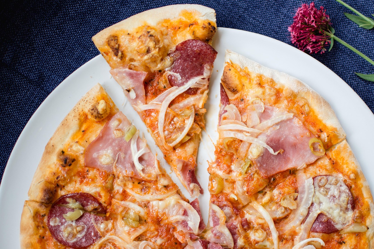 cate calorii are o felie de pizza